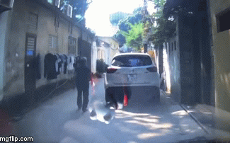 Người đàn ông đâm thủng lốp xe đỗ trong ngõ