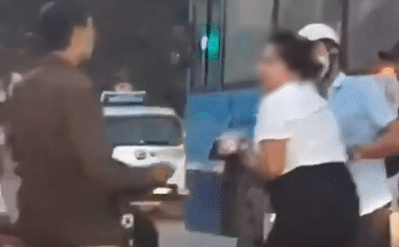 Người phụ nữ to tiếng, chặn đầu xe máy sau va chạm