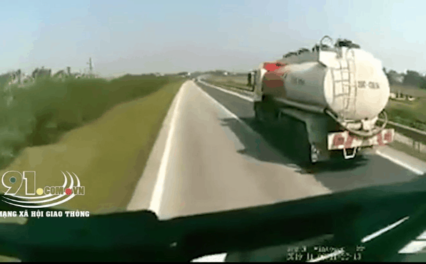 Xe tải tông taxi vượt ẩu hàng chục mét