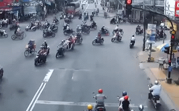 Khoảnh khắc xe tải tông hàng loạt phương tiện dừng chờ đèn đỏ