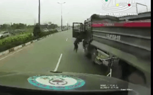 Đòi vượt không thành, tài xế xe ben cầm đao dọa chém lái xe container