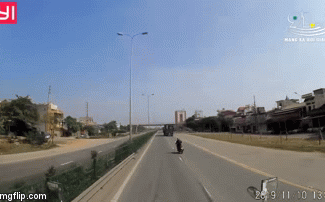 Xe container phanh "cháy lốp" tránh thanh niên lao vào dải phân cách