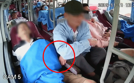 Kẻ gian trộm đồ của người đàn ông ngủ say trên xe khách