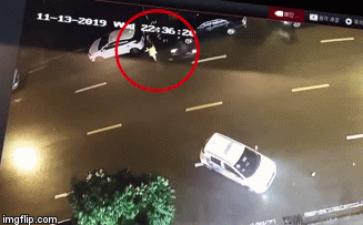 Giật túi xách bất thành, tên cướp bỏ xe chạy lấy người