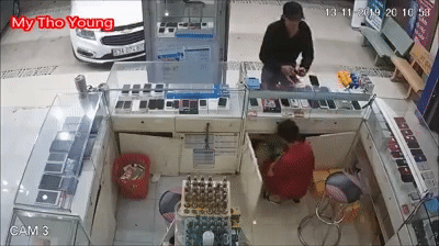 Nam thanh niên đi ô tô 4 chỗ cướp điện thoại trong cửa hàng