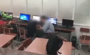 Người đàn ông sờ đùi, vuốt má nữ sinh trong lớp Tin học