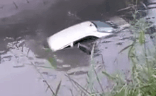 Nữ học viên tập lái đưa cả ô tô và thầy dạy xuống mương