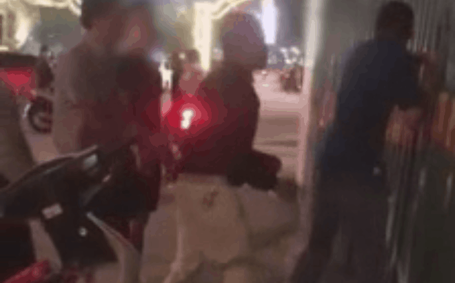 Người đàn ông đấm thẳng mặt, bắt tài xế ô tô dựng xe máy sau va chạm