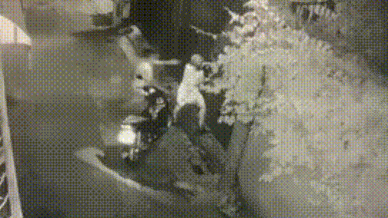 Nam thanh niên lao tới ôm áp, sàm sỡ cô gái trước cửa nhà