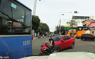 Vào cua ẩu, nữ tài xế "ninja" tông trúng thanh niên chạy xe máy