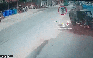 Người đàn ông chạy xe máy tự ngã vào xe ben