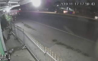 Xe máy trượt dài tóe lửa sau va chạm