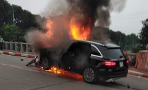 Ô tô bốc cháy dữ dội sau khi tông liên hoàn