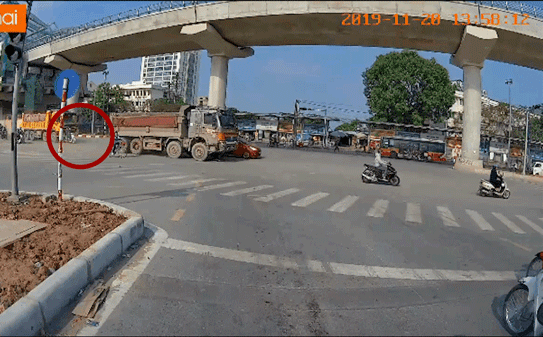 Rơi vào điểm mù, xe tải cuốn hai người đi xe máy vào gầm