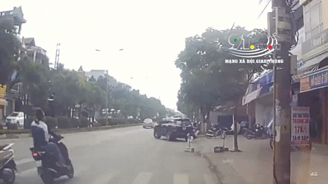 Cặp đôi phóng nhanh tông thẳng vào ô tô chuẩn bị di chuyển