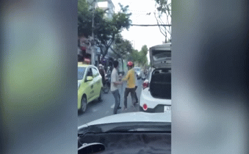 Va chạm giao thông dẫn tới xô xát, màn đáp trả bằng dao khiến người đi đường hoảng hốt