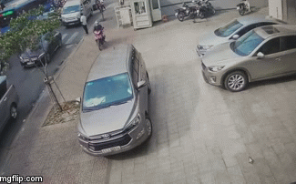 Cửa ô tô bật mở khiến người đàn ông đi xe máy ngã văng ra đường