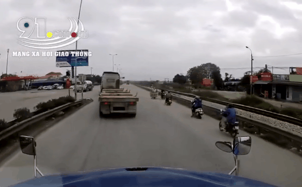 Tránh người phụ nữ qua đường, xe container húc đuôi nhau