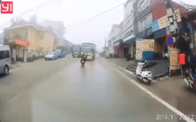 Xe tải lao ra từ sương mù tông trực diện hai người đi xe máy