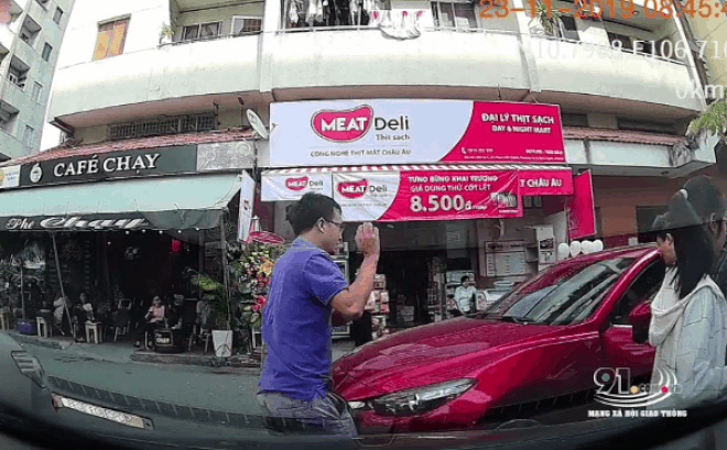 Khoảnh khắc ô tô lao thẳng vào quán cà phê Chạy