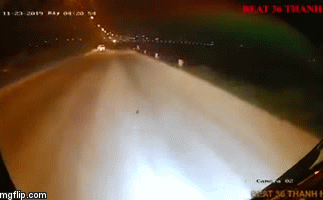 Xe khách tông trúng hai bố con sang đường ở Thanh Hóa