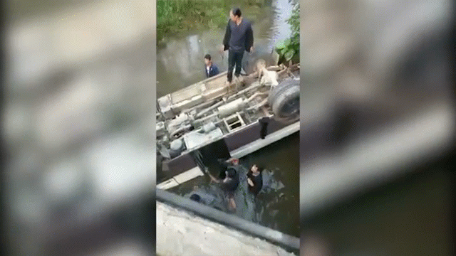 Tránh ô tô, xe khách phơi bụng dưới sông ở Quảng Nam