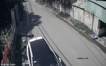 Ba học sinh văng xuống đường khi ô tô vào cua