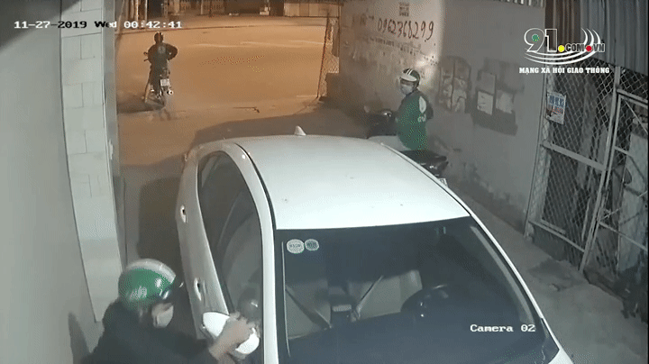 3 thanh niên mặc đồ Grab bẻ trộm gương ô tô trong đêm