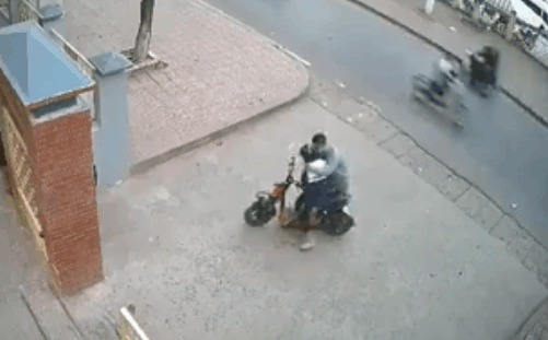 Giật túi xách bất thành, kẻ gian bình thản rời đi như không