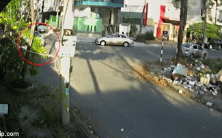 Người phụ nữ tông thẳng vào xe ô tô, văng người xuống đường