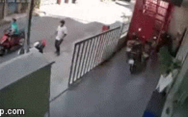 Đưa con vào lớp học, người phụ nữ mất luôn chiếc xe