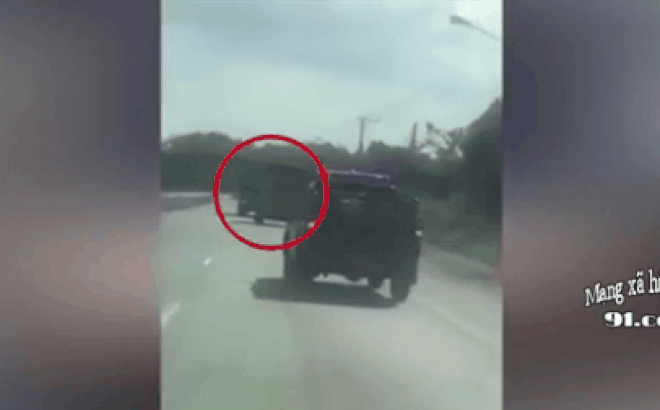 Cận cảnh CSGT Bình Phước truy đuổi tên cướp xe tải