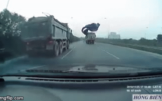 Gió thổi bay tấm bạt che kín kính lái xe ô tô đang chạy nhanh