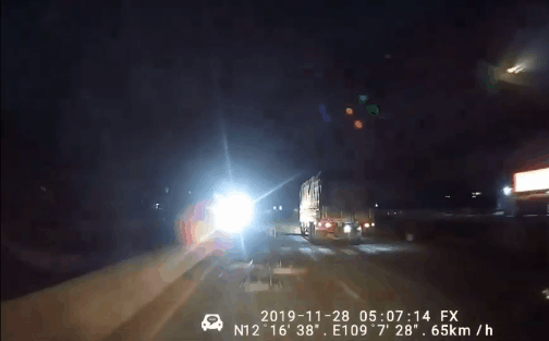 Cú đánh lái "thần sầu" tránh ô tô dừng khẩn cấp giữa luồng đèn pha chói lòa