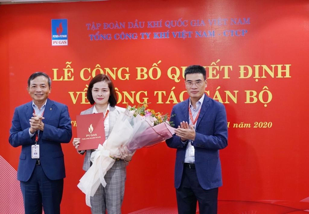 Lãnh đạo PV GAS trao quyết định bổ nhiệm Trưởng Ban Tài chính PV GAS cho bà Phan Thị Phương Anh