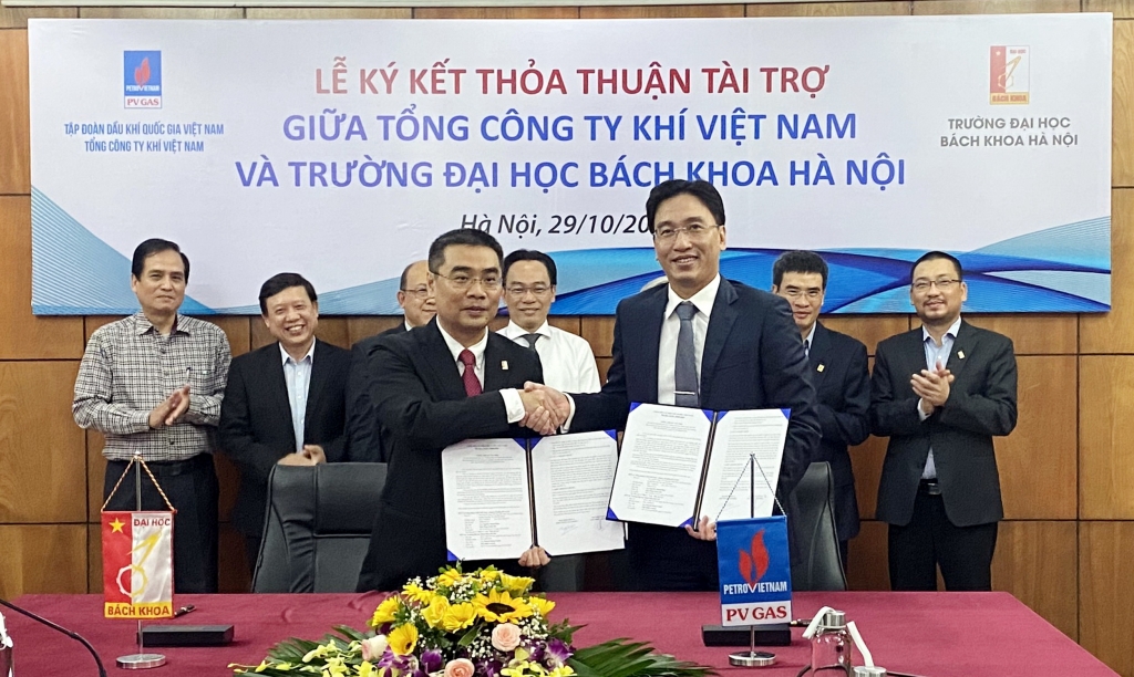 Nghi thức ký kết thỏa thuận tài trợ giữa PV GAS và trường Đại học Bách khoa Hà Nội