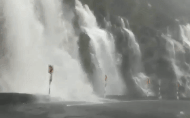 nuoc chay nhu thac do tu vach nui ben deo khanh le