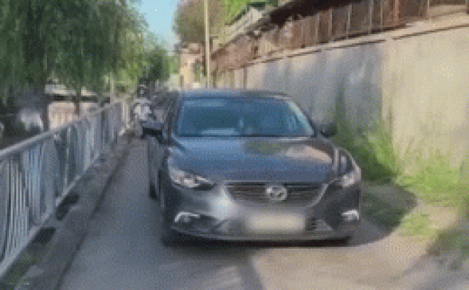 Nữ tài xế chạy xe ngược chiều, quyết không nhường đường