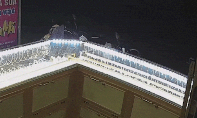 Dùng búa cướp tiệm vàng trong 5 giây