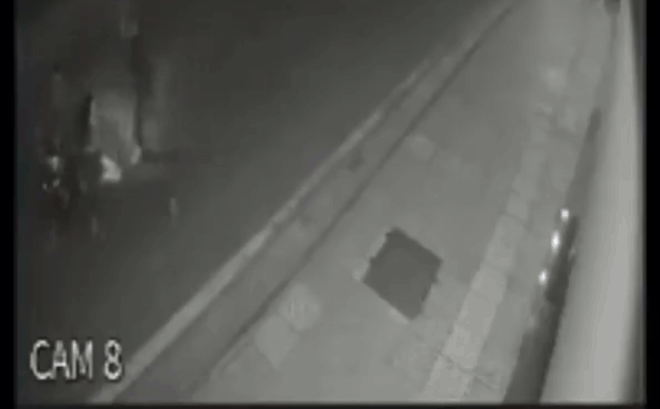 Nhóm thanh niên cầm hung khí tấn công nạn nhân trong đêm ở Long Biên