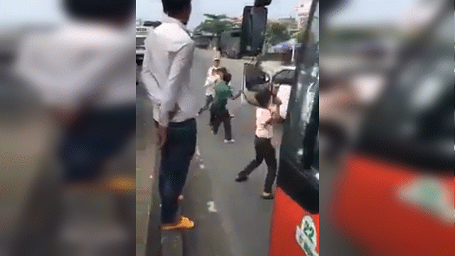 Nhóm tài xế hỗn chiến trên đường khiến giao thông ùn tắc