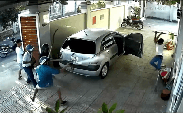 Nhóm người cầm hung khí tấn công liên tục người đàn ông