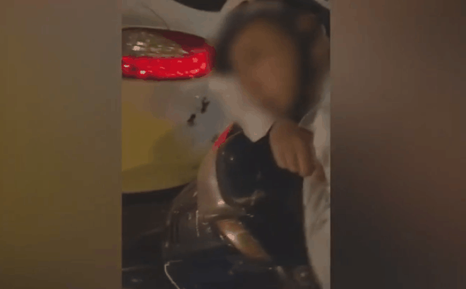 Người đàn ông ngủ gục luôn trên xe máy sau va chạm