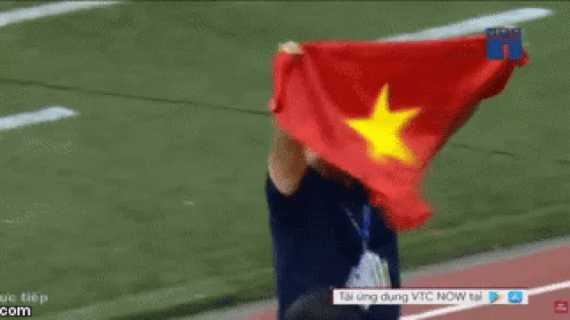 Vô địch SEA Games, HLV Park Hang-seo đặt tay lên tim, giơ cờ Việt Nam ăn mừng