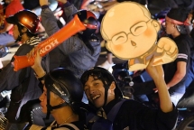 Biển người hâm mộ đổ ra đường ăn mừng chiến thắng ở Hà Nội