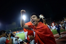 Khoảnh khắc Văn Hậu, Trọng Hoàng đi quanh sân ăn mừng