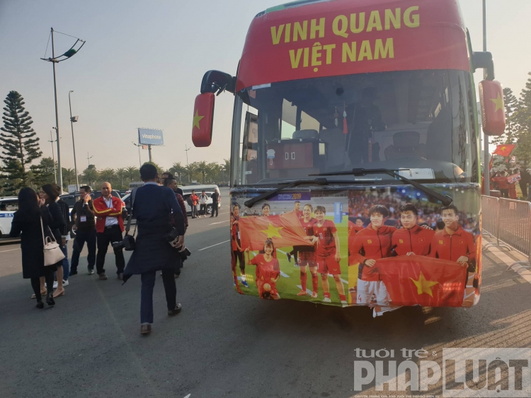 hai chiec xe don doi tuyen bong da xuat hien tai san bay quoc te noi bai