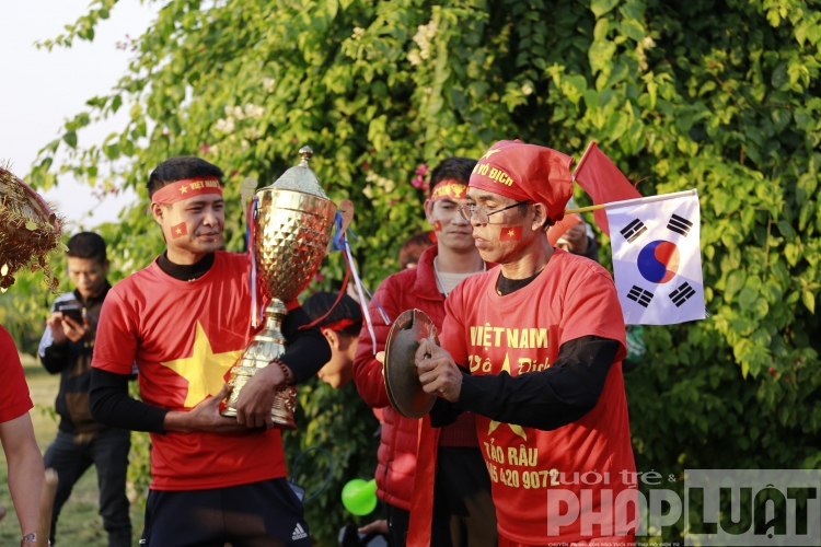 Cổ động viên "nhuộm" đỏ sân bay Nội Bài