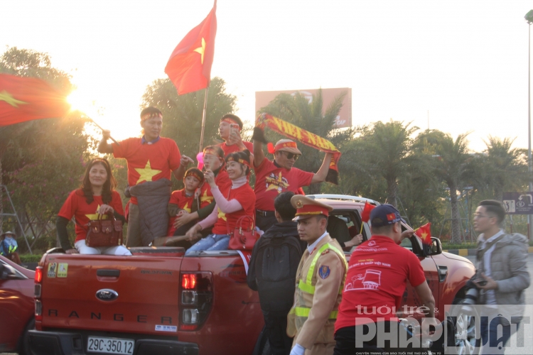 hang nghin co dong vien nhuom do san bay noi bai