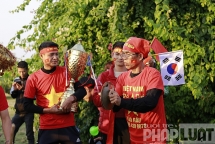 Cổ động viên "nhuộm" đỏ sân bay Nội Bài